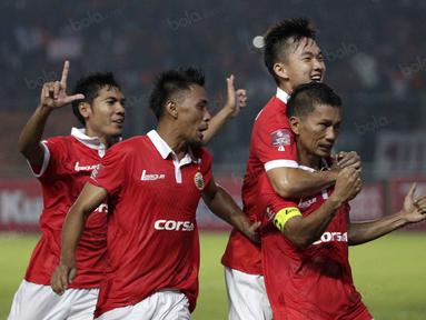 Ismed Sofyan (kanan) merayakan golnya ke gawang Semen Padang pada laga Torabika Soccer Championship 2016 presented by IM3 Ooredoo di Stadion Utama Gelora Bung Karno, Jakarta, Minggu (8/5/2016). (Bola.com/Nicklas Hanoatubun)