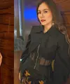 Duo aktris Wulan Guritno dan Kimberly Ryder hadiri ASEAN Film Festival di Hongkong. Keduanya tampil menawan meski kenakan outfit yang kontras. [@wulanguritno @kimbrlyryder]