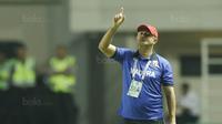 Pelatih Madura United, Gomes de Oliveira, saat pertandingan melawan PS TNI pada laga Liga 1 Indonesia di Stadion Pakansari, Bogor, Senin (18/9/2017). Madura United menang 3-2 atas PS TNI. (Bola.com/M Iqbal Ichsan)