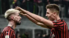 Pemain AC Milan Samu Castillejo (kiri) merayakan golnya ke gawang SPAL bersama Krzysztof Piatek pada babak 16 besar Coppa Italia 2019/2020 di Stadion San Siro, Milan, Italia, Rabu (15/1/2020). AC Milan menang 3-0. (Miguel MEDINA/AFP)
