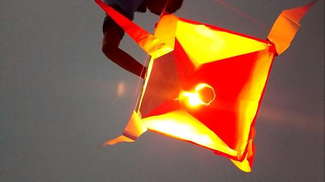 Menerbangkan Lampion