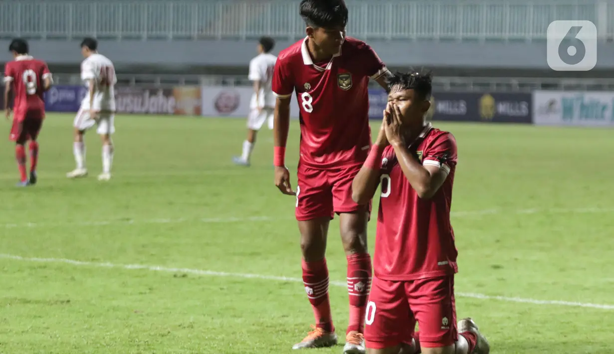 Pemain depan Timnas U-17 Indonesia, M Nabil Asyura (kanan) merayakan golnya ke gawang timnas Uni Emirat Arab pada laga Kualifikasi Grup C Piala Asia U-17 2023 di Stadion Pakansari, Kab. Bogor, Jawa Barat, Rabu (5/10/2022). Laga kedua tim berlangsung sengit dan berakhir untuk keunggulan Timnas U-17 Indonesia dengan skor 3-2. (Liputan6.com/Helmi Fithriansyah)