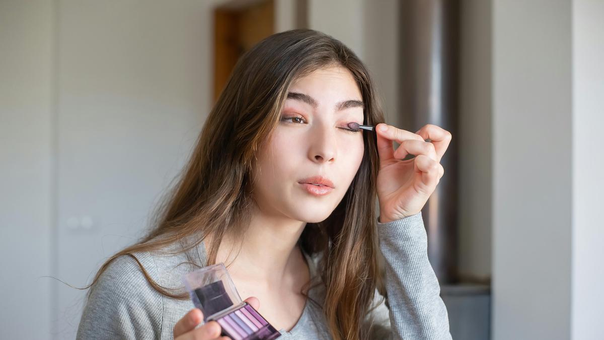 Tidur Menggunakan Makeup Benarkah Bisa Merusak Kulit?