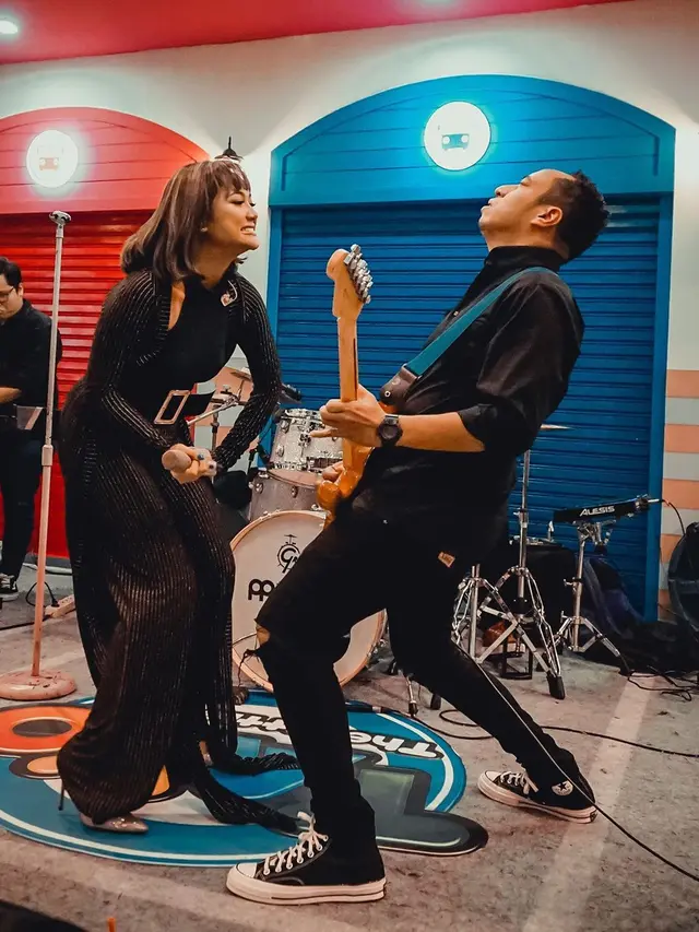 6 Potret Kedekatan Marion Jola dan Gitaris Dennis Talakua, Dikabarkan Berpacaran