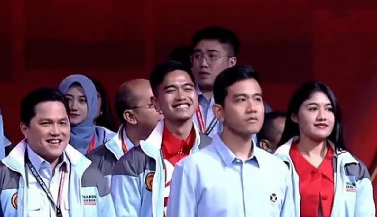 Erina tampil dengan kemeja crop top merah, dipadukan inner putih serta jaket biru paslon wakil presiden warna biru. [@erickthohir]