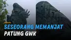 Seorang pria memanjat patung Garuda Wisnu Kencana (GWK) Cultural Park, kabupaten Badung, Bali.