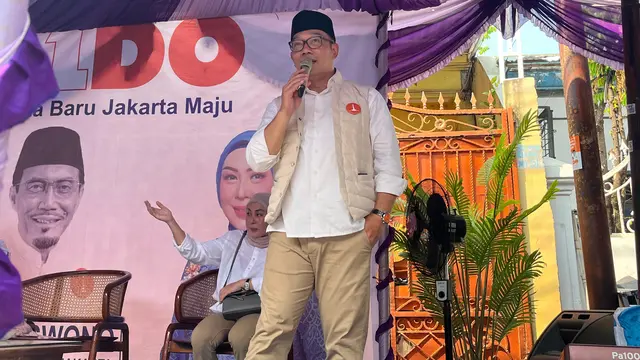 Calon Gubernur (Cagub) Jakarta Nomor Urut 1 Ridwan Kamil (RK) saat menyapa warga di Kapuk, Cengkareng, Jakarta Barat, Kamis (10/10/2024).
