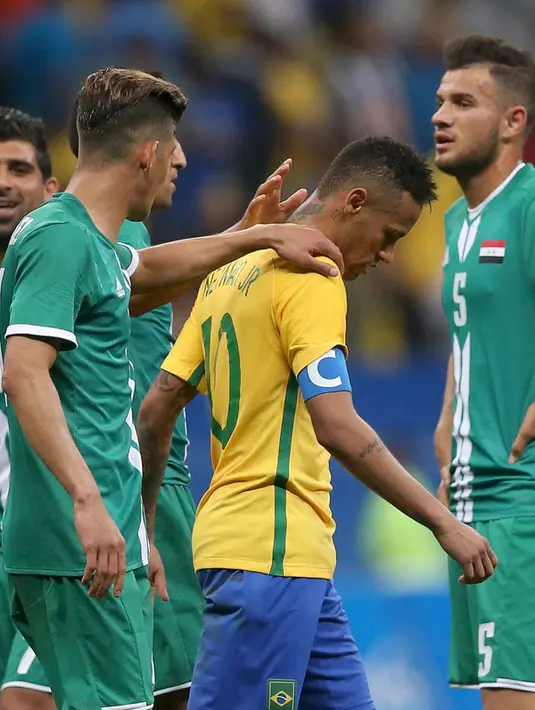 Pemain Irak berusaha menghibur Neymar usai pertandingan di cabang olahraga sepakbola putra Olimpiade Rio de Janeiro 2016 di Stadion Mane Garrincha, Senin (8/8). Brasil dan Irak berada di posisi dua dan tiga dengan nilai dua. (REUTERS/Ueslei Marcelino)