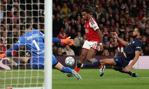 Bek asal Belanda milik Arsenal, Jurrien Timber (nomor punggung 12), mencetak gol pembuka dalam pertandingan League Phase Liga Champions UEFA antara Arsenal dan Lille di Stadion Emirates, London utara, pada 14 Oktober 2026. (Adrian DENNIS / AFP)