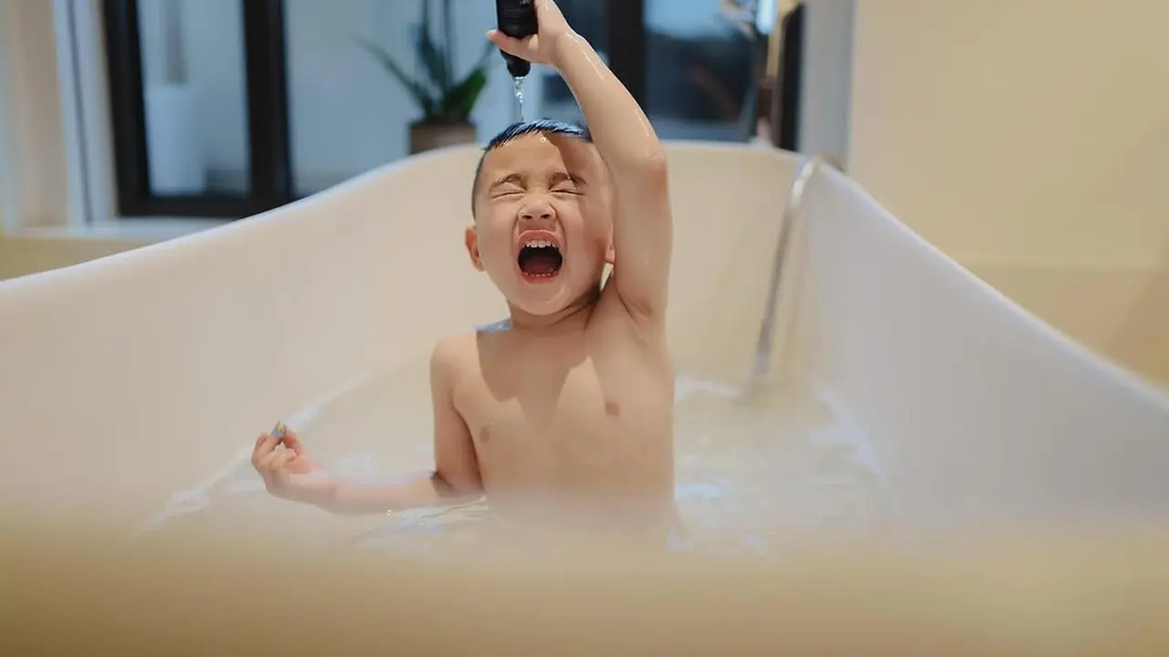 Potret Rayyanza Mandi di Bathtub Saat Liburan, Netizen Heboh (credit: instagram/raffinagita1717)