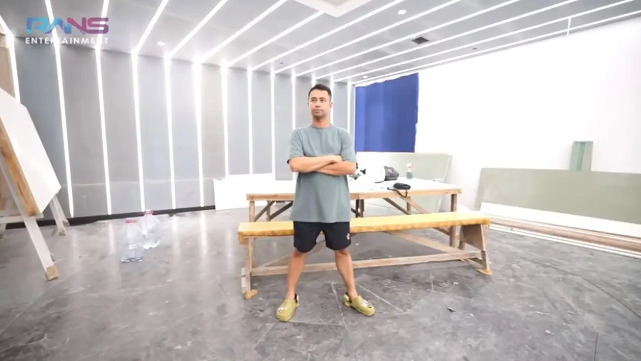 Raffi Ahmad dan Nagita Slavina menunjukkan parkiran di rumahnya. (Foto: YouTube Rans Entertainment)