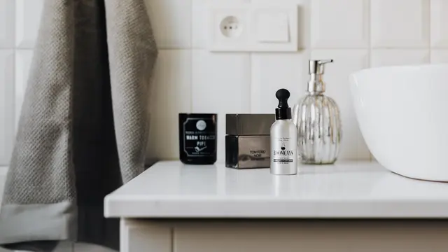 Rutin Membersihkan Wajah dan Menggunakan Produk Anti-Aging