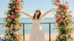 Gong Hyo Jin mengenakan gaun pernikahan yang simple namun tetap elegan. Dalam pesta outdoor ini, dia mengenakan kacamata hitam. Sesuatu yang tak biasa dikenakan pengantin wanita. (Foto: Instagram/ rovvxhyo)