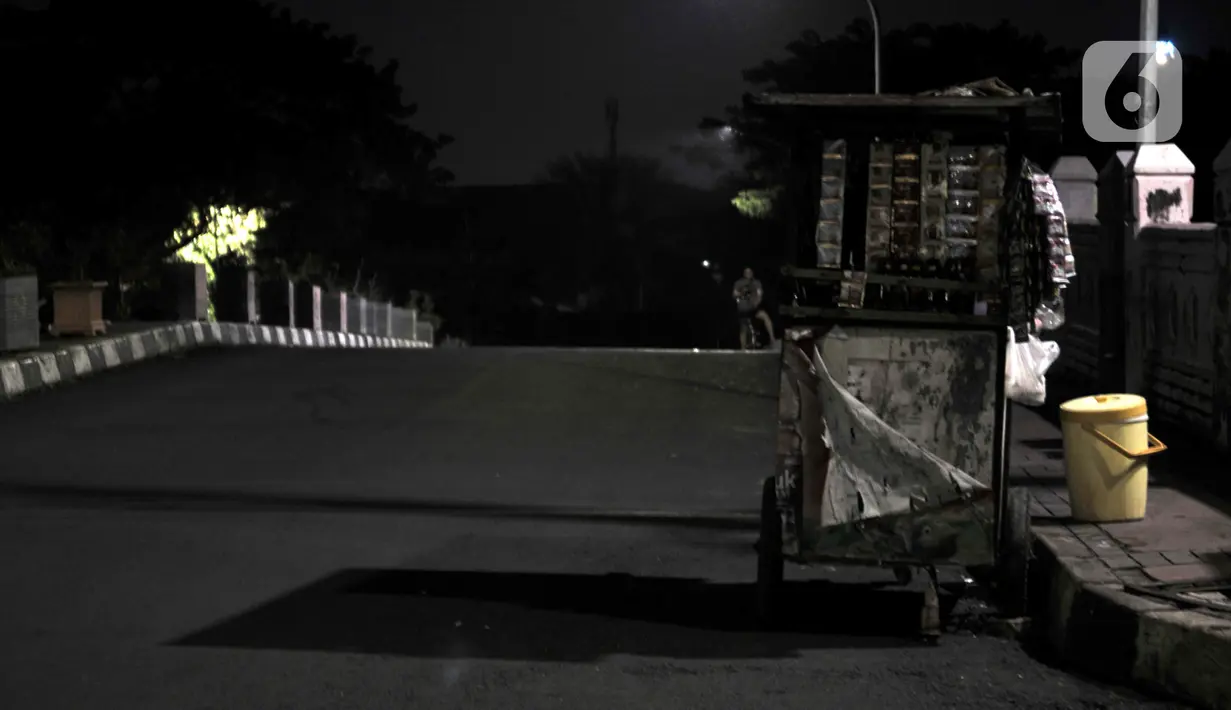 Pedagang kaki lima nekat berjualan di kawasan Kanal Banjir Timur (KBT), Jakarta, Minggu (5/4/2020). Merebaknya pandemi virus corona COVID-19 menyebabkan kawasan KBT sunyi akibat pasar malam ditiadakan. (merdeka.com/Iqbal S. Nugroho)