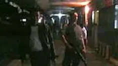 Pasca perang antar kelompok warga di Kwamki Lama, Papua, Jum'at siang tadi, malam ini (14/5) suasana kembali memanas. Warga Kampung Bawah yang sedang berduka atas tewasnya Tenius Tabuni, melancarkan serangan ke Kampung Atas yang sedang bergembira dengan m