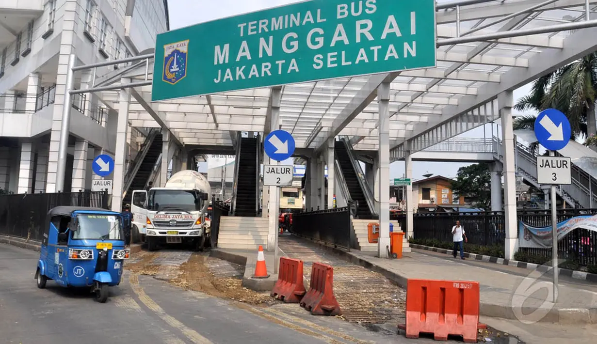 Tiga jalur yang kondisinya berlubang akibat tekanan dari kendaraan di terminal Manggarai mulai diperbaiki, Jakarta, Minggu (28/8/2014) (Liputan6.com/Miftahul Hayat)