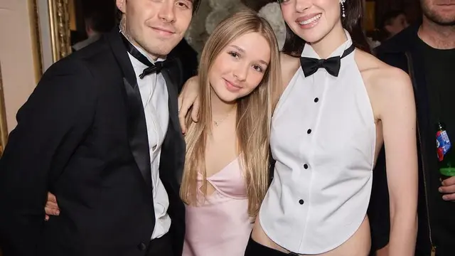 Anak dan Suami di Fashion Show Victoria Beckham di Paris. [@nicolaannepeltzbeckham]