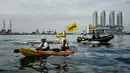 Greenpeace Indonesia menyebut penggunaan gas fosil secara berkelanjutan akan membawa kerugian ekonomi, sosial, dan lingkungan yang signifikan dalam jangka panjang. Tampak dalam foto, aktivis Greenpeace Indonesia melakukan aksi di kawasan perairan depan Pembangkit Listrik Tenaga Gas Uap (PLTGU) Muara Karang, Jakarta pada Selasa 18 November 2025. (YASUYOSHI CHIBA/AFP)