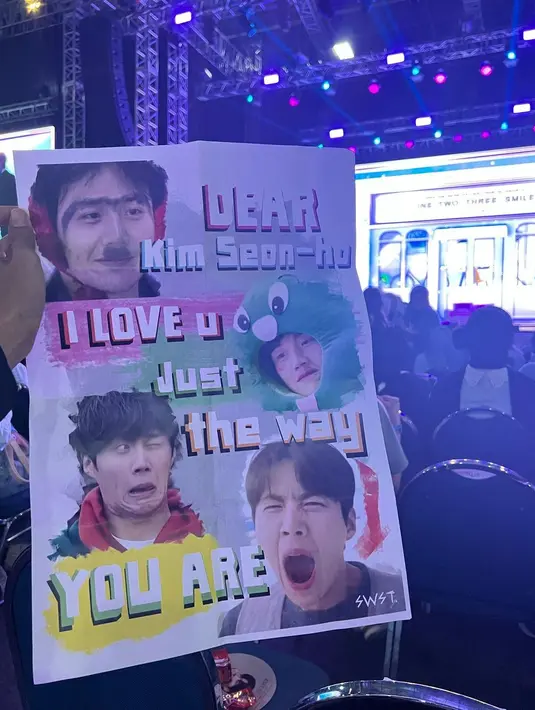 Tantri tak lupa membawa banner berisi komplikasi ekspresi wajah kocak Seon Ho namun kalimat yang tertulis sangat manis. "Dear Kim Seon Ho, I love u just the way you are". (Foto: Instagram/ tantrisyalindri)