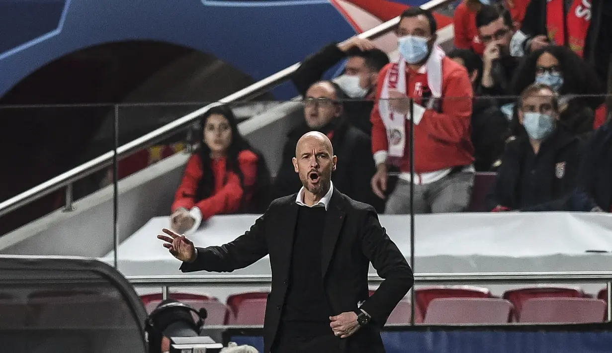 Pelatih Ajax Amsterdam Erik Ten Hag saat pertandingan Liga Champions UEFA melawan SL Benfica di stadion Luz pada 23 Februari 2022. Erik ten Hag dilaporkan telah setuju menandatangani kontrak empat tahun setelah menjadi manajer Manchester United atau MU berikutnya. (PATRICIA DE MELO MOREIRA/AFP)
