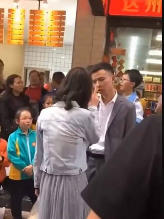 Agar Kekasih Lega, Pria Ini Rela Ditampar 52 Kali di Depan Umum