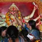 Perempuan Hindu menyuapi makanan untuk dewi Durga pada hari terakhir festival Durga Puja di Hyderabad, India (11/10). Festival Durga Puja merupakan festival tahunan terbesar di Asia Selatan untuk memuja dewi Durga di agama Hindu. (AP Photo/ Mahesh Kumar)