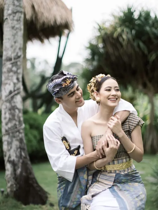 Laura dan Indra sama-sama memilih pakaian Bali sebagai busana prewedding mereka. Laura sendiri berasal dari Bali, dan Indra lahir di Bali. [Foto: @laura_theux]