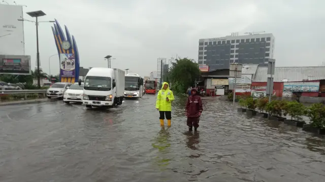 Akses jalan menuju Bandara Internasional Soekarno Hatta atau tepatnya di Tol Prof Dr Insinyur Sedyatmo KM 33 banjir.