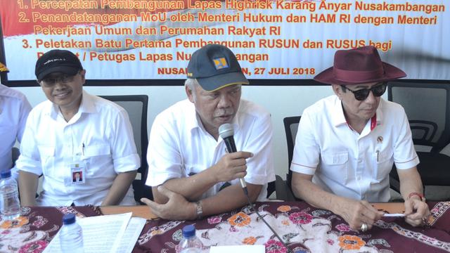 Menteri PUPR, Basuki Hadimuljono dan Menkumham, Yasonna H Laoly di Dermaga Wijayapura, Cilacap, Jawa Tengah. (Foto: Liputan6.com/Muhamad Ridlo)