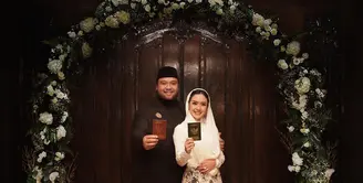 Penyanyi dangdut Cita Citata baru saja merayakan ulang tahun pertama pernikahannya dengan Didi Mahardika. Pada momen tersebut, Didi dan Cita Citata membagikan beberapa potret saat nikah. [Instagram/mahardhika_soekarno]