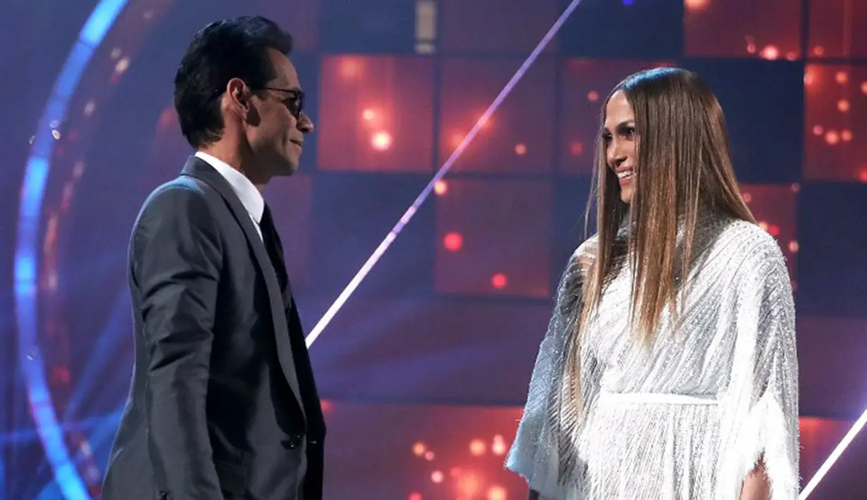 Jennifer Lopez dan Marc Anthony sudah bercerai sejak beberapa tahun lalu kini disiarkan kembali bersama. Terlebih ketika keduanya mengumbar cium di atas panggung, dan Marc juga telah berpisah dengan Shannon De Lima. (AFP/Bintang.com)