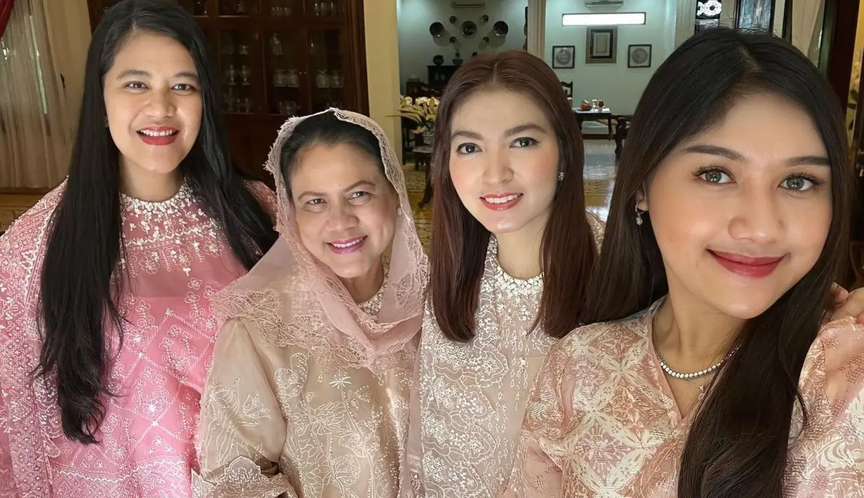 Bidadari dalam keluarga Presiden Jokowi. Sebuah potret selfie diambil oleh Erina Gudono memperlihatkan penampilan Ibu Iriana bersama anak perempuan dan kedua menantu perempuannya. Selvi Ananda tampil cantik dengan dress berwarna merah muda yang lembut. [Foto: Instagram/doleytobing]