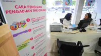 Petugas berjaga di posko pengaduan tunjangan hari raya (THR) di Kementerian Ketenagakerjaan, Jakarta, Senin (20/5/2019). Posko tersebut untuk mempermudah para pekerja menyampaikan keluhannya, terkait penerimaan hak mendapatkan THR dari perusahaan. (Liputan6.com/Angga Yuniar)