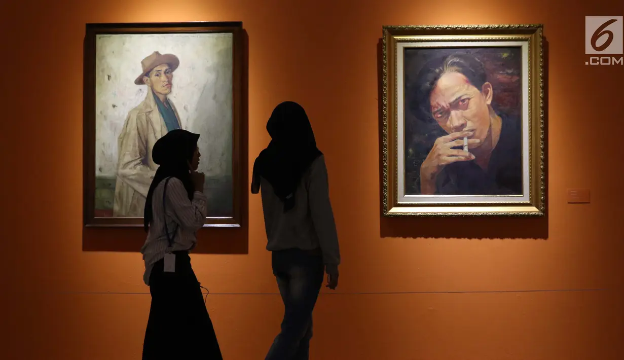 Pengunjung melintas di depan lukisan Chairil Anwar yang dipamerkan pada pameran seni rupa koleksi nasional #2 yang bertema Lini Transisi di Galeri Nasional, Jakarta, Selasa (13/8/2019). Pameran berlangsung hingga 31 Agustus mendatang. (Liputan6.com/Helmi Fithriansyah)