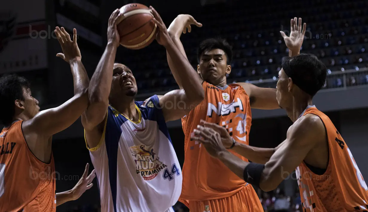 Pebasket Satria Muda, Dior Lowhorn, menghindari penjagaan pemain NSH pada laga Perbasi Cup 2017 di Britama Arena, Jakarta, Rabu (8/11/2017). Satria Muda menang 83-67 atas NSH. (Bola.com/Vitalis Yogi Trisna)