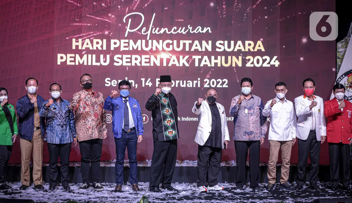 Ketua KPU RI Ilham Saputra bersama jajaran komisioner foto bersama usai mencoblos surat suara sebagai telah diluncurkan Hari Pemungutan Suara Pemilu Serentak Tahun 2024 di Gedung KPU, Jakarta, Senin (14/2/2022). (Liputan6.com/Faizal Fanani)