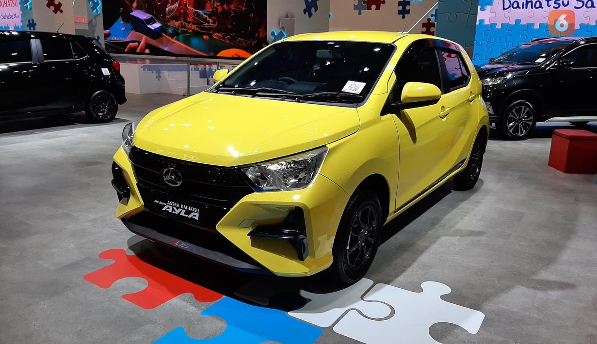 Daihatsu Ayla X menjadi varian tengah dari seluruh jajaran Daihatsu Ayla generasi kedua. Varian ini hadir dalam dua pilihan transmisi manual 5-speed dan CVT. Opsi aksesoris ADS (seperti foto di atas) mendapatkan LED DRL dengan housing hitam di bawah lampu depan, garnish hitam di grill yang membuat grill seolah menyatu hingga ke bawah, body-striping di bawah pintu, dan reflektor lampu belakang.