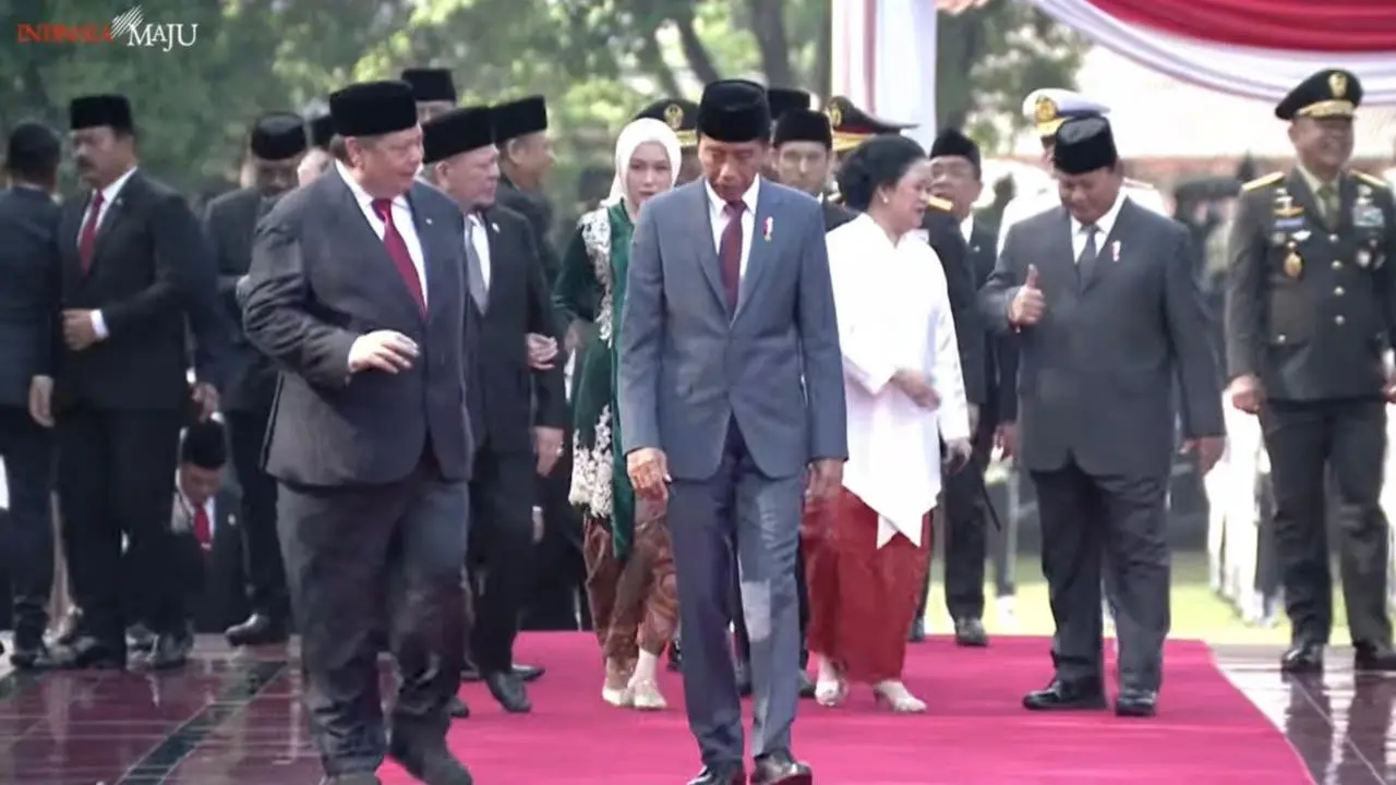 Ketua DPR Puan Maharani terlihat akrab bersama presiden terpilih Prabowo Subianto. Momen itu terlihat saat keduanya tengah mendampingi Presiden Joko Widodo (Jokowi) meninjau Monumen Pancasila Sakti, Selasa (1/10/2024).