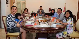 Ussy Sulistiawaty mengajak Andhika Pratama dan keempat anak mereka bertemu Sugianto Sabran, mantan suaminya. Mantan suami istri dengan keluarga baru itu terlihat rukun di meja makan. (instagram.com/ussypratama)