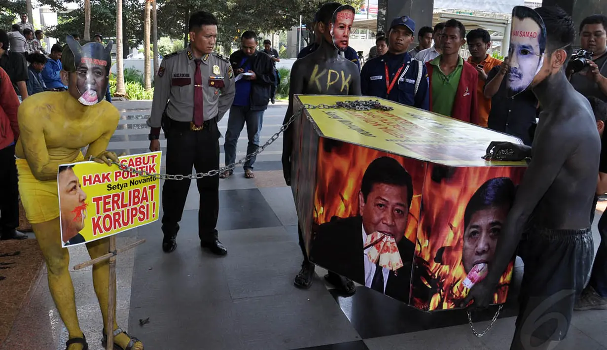 Massa menuding politisi Partai Golkar, Setyo Novanto terlibat kasus tagihan Bank Bali senilai Rp500 miliar kepada PT. Era Giat Prima, Jakarta, (23/9/14). (Liputan6.com/Miftahul Hayat)