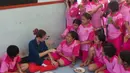 Di LPATR ini Shae akan melakukan banyak kegiatan bersama dengan para siswi-siswi tuna rungu yang belajar disana. (Dreses Putranama/Bintang.com)