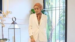 Saking sukanya dengan warna cerah, penampilan Richa Iskak saat mengenakan jas ini justru mirip bak seorang dokter. Tampil anggun dengan rok halus panjangnya. Ibu satu anak itu terlihat menawan dalam gaya formal. (Liputan6.com/IG/@richaiskak)