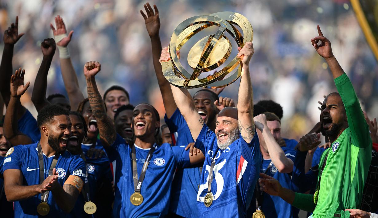 Berakhirnya kerja sama antara Chelsea dan Enzo Maresca menjadi kabar mengejutkan di awal tahun 2026. Pasalnya, sang pelatih telah memberikan trofi untuk The Blues sekaligus mengakhiri puasa gelar sejak musim 2021/2022. (AFP/Angela Weiss)