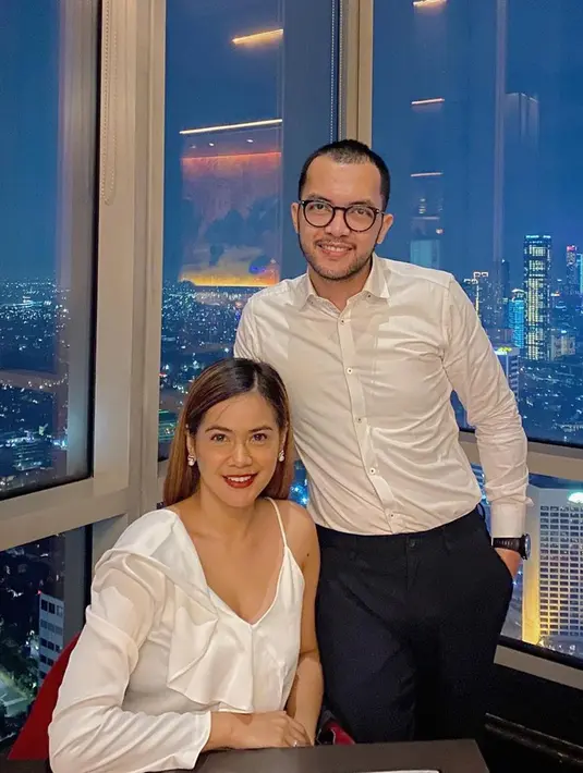Jika di sinetron Indah memerankan sosok pelakor, berbeda dengan di kehidupan nyata. Ia tampak begitu romantis dan harmonis bersama pasangan. Begini momen bahagia keduanya saat merayakan anniversary pernikahan yang pertama.(Liputan6.com/IG/@indahindriana)