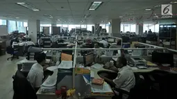 Pegawai Pemprov DKI Jakarta melakukan aktivitas kerja di Balai Kota, Rabu (2/1). Berdasarkan data absensi, sebanyak 36.806 pegawai PNS se-DKI tidak hadir, mayoritas diantaranya bolos pada hari pertama kerja di tahun 2019. (Merdeka.com/Iqbal S. Nugroho)