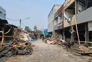 Pascaledakan di kawasan ruko Pasar Cimanggis, Kecamatan Ciputat, Kota Tangerang Selatan (Tangsel), garis polisi masih terpasang di lokasi kejadian. (Liputan6.com/Pramita Tristiawati)
