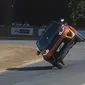 Seorang stun driver Terry Grant memecahkan rekor baru berupa jalan miring dua roda menggunakan Range Rover Sport SVR Goodwood Festival of Speed. (thedrive.com)