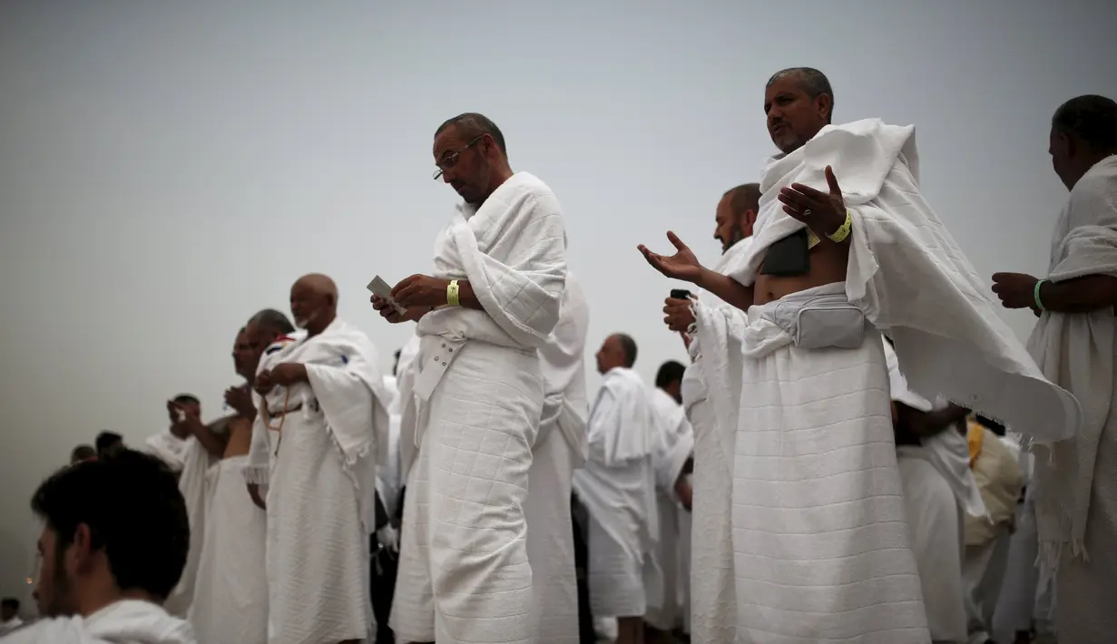 Peziarah Muslim berdoa di Jabal Rahmah dekat tepi Arafah saat ibadah haji, Arab Saudi (22/9/2015). Jabal Rahmah diyakini umat Muslim, sebagai tempat pertemuan antara Adam dan Hawa. (REUTERS / Ahmad Masood)