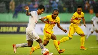 Dedik Setiawan, striker Arema FC yang dijuluki Didier Drogba melewati dua pemain bhayangkara FC di turnamen pramusim Trofeo Bhayangkara. (Bola.com/Iwan Setiawan)