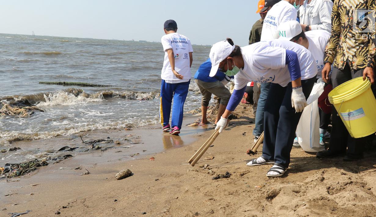 Menteri Kelautan dan Perikanan Susi Pudjiastuti memunguti sampah di Pantai Timur Ancol, Jakarta, Minggu (18/8/2019). Gerakan Menghadap Laut 2.0 akan diikuti oleh puluhan komunitas pecinta laut dan influencer serentak di lebih dari 100 titik lokasi di seluruh Indonesia. (Liputan6.com/Herman Zakharia)